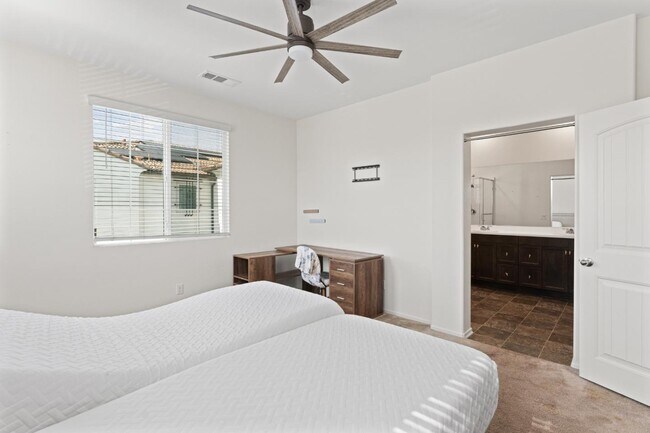 Building Photo - 30324 Town Square Dr