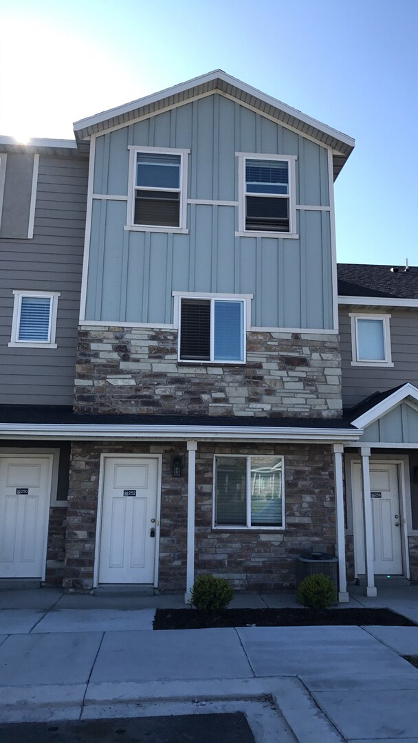 Primary Photo - Amazing 3 Story Vineyard Townhome w 1 car ...