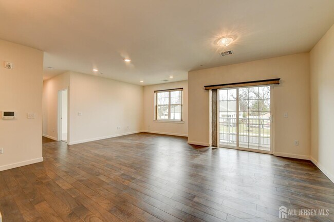 Building Photo - 722 Lorhan Dr