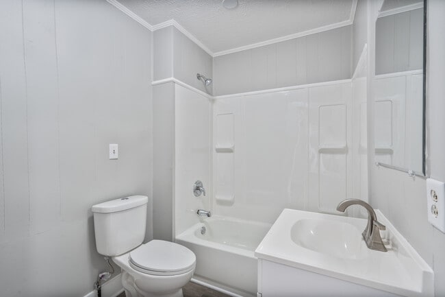 Building Photo - 611 E Main St