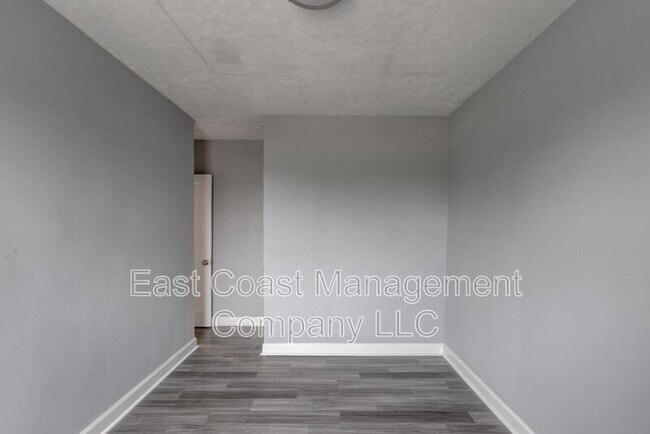 Building Photo - 4909 Edgemere Ave