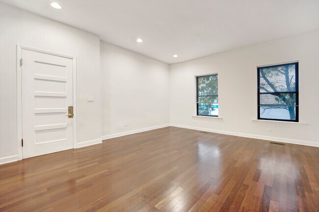 Building Photo - 1010 W Dakin St