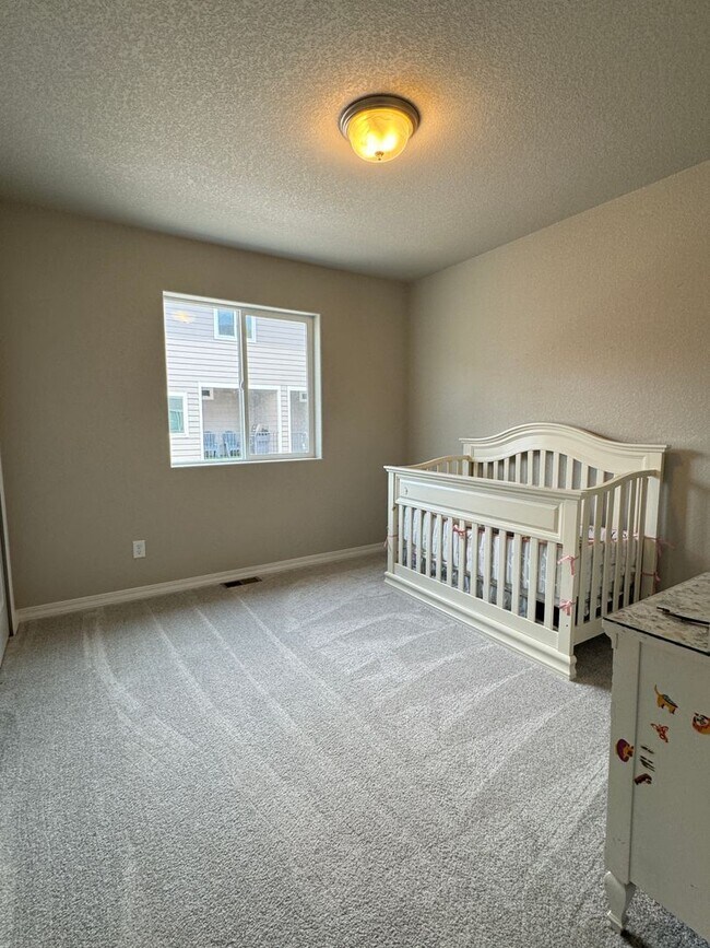 Building Photo - 3 Bedroom 2.5 bath 2 car garage with centr...