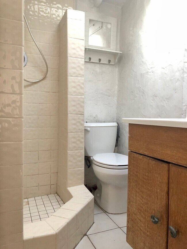 Building Photo - 828poli
