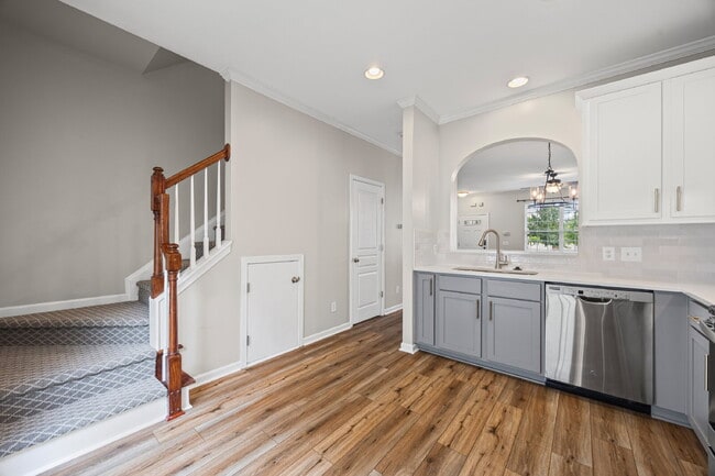 Building Photo - "Charming 2-Bedroom Townhouse Retreat in B...