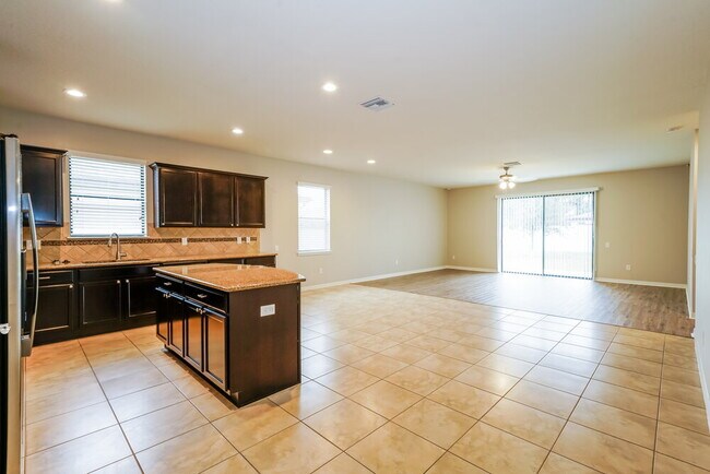 Building Photo - 2229 Landside Dr
