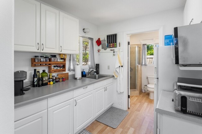 Building Photo - Renovated Kahala Retreat: 3-Bed Home + Stu...