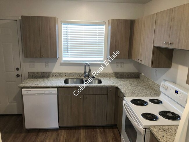 Building Photo - Spacious and updated, 2 bedroom 2 bathroom...