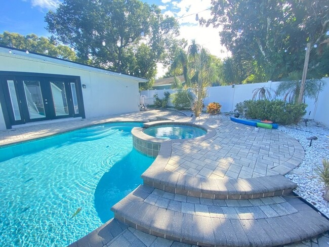 Building Photo - 701 Denton Rd