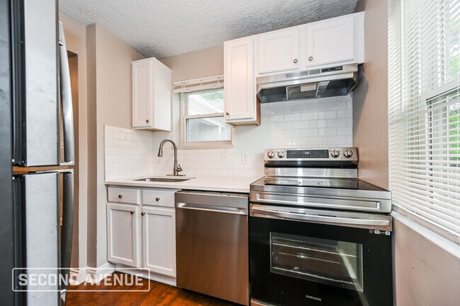 Building Photo - 5589 Raceview Ave