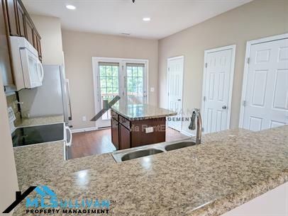 Building Photo - 100 Stratford Lakes Dr