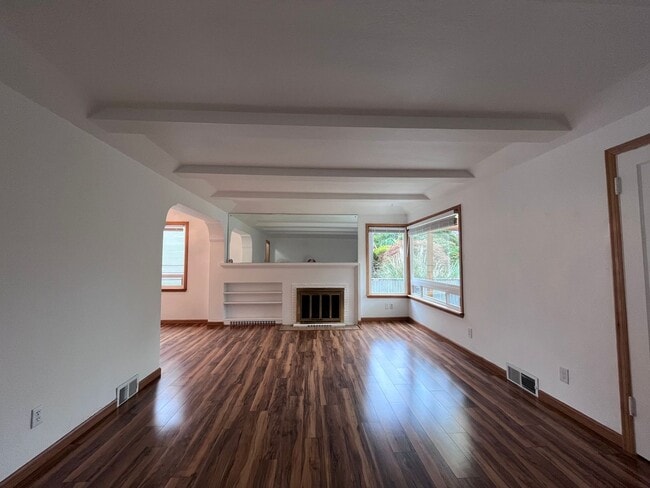 Building Photo - Charming Bremerton Home with Fenced Yard