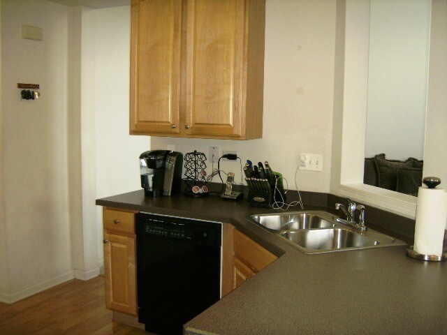 Building Photo - 457 Metropolitan St