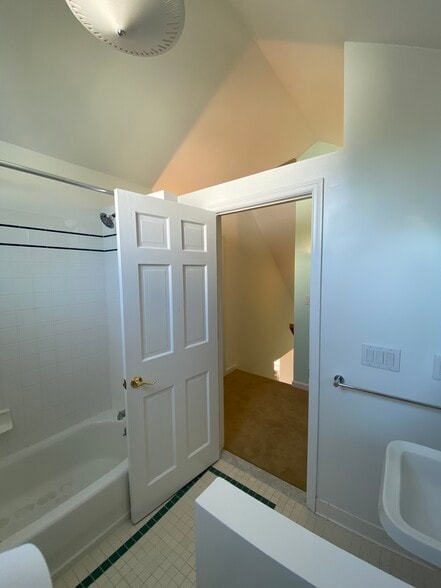 Upstairs bathroom - 18 Berrian Pl