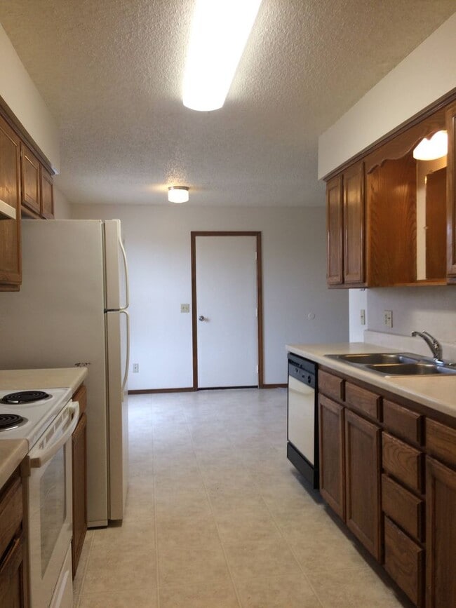 Building Photo - 3 Bedroom Ranch Nixa-new carpet