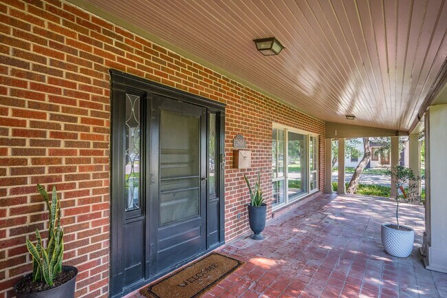 Building Photo - Must see, beautiful home!