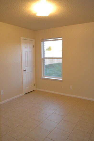Bdrm #2 - 220 Ryan Cir Apt B