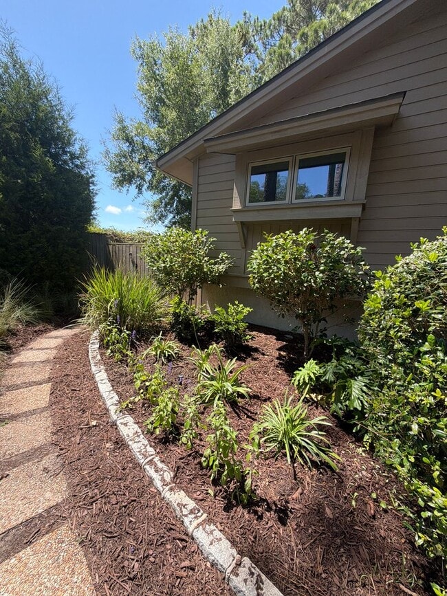 Building Photo - Beautiful Furnished Marsh Front Home - 6 mo Lease Term