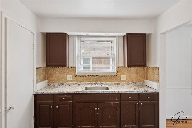 Building Photo - $1,250 - Charming 3 Bedroom Bungalow - Det...