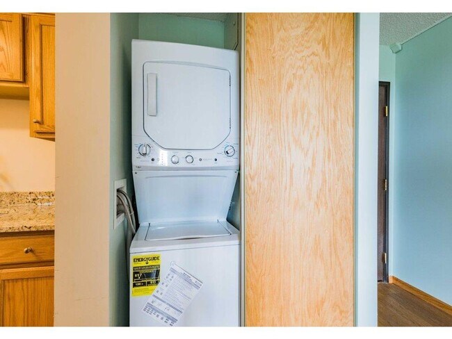 Building Photo - Spacious one-bedroom, one-bath condo in a fantastic St. Paul location!