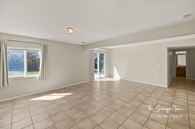 Building Photo - Spacious Ranch-Style 5-Bedroom in The Heig...
