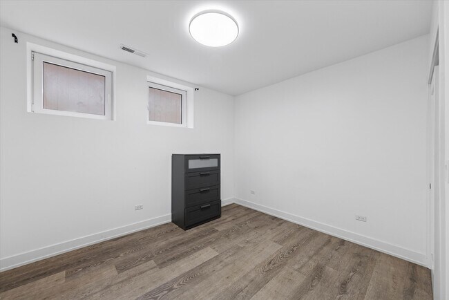 Building Photo - 4014 S Ellis Ave