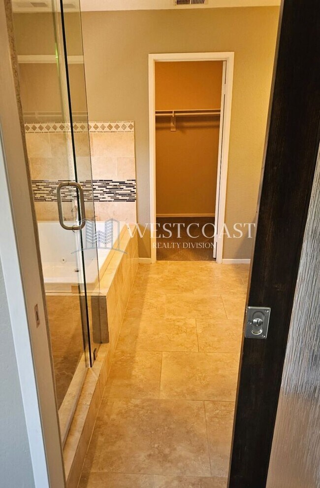 Building Photo - Elegant 3-Bedroom Home in Gated Vista Comm...