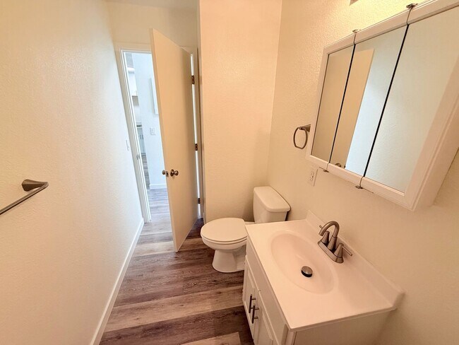 Building Photo - 2 bed 1 bath apartment for rent in South Lake Tahoe