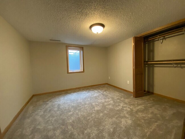 Building Photo - 4 Bedroom Townhome by Moorhead High School!
