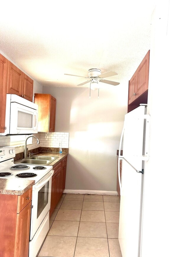 Building Photo - 9326 Sunrise Dr