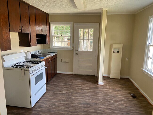 Building Photo - **AVAILABLE NOW**2 Bedroom / 1 Bathroom Ho...