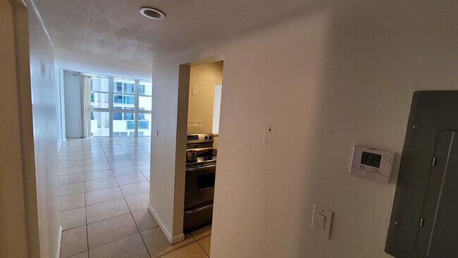 Foyer - 1228 West Ave