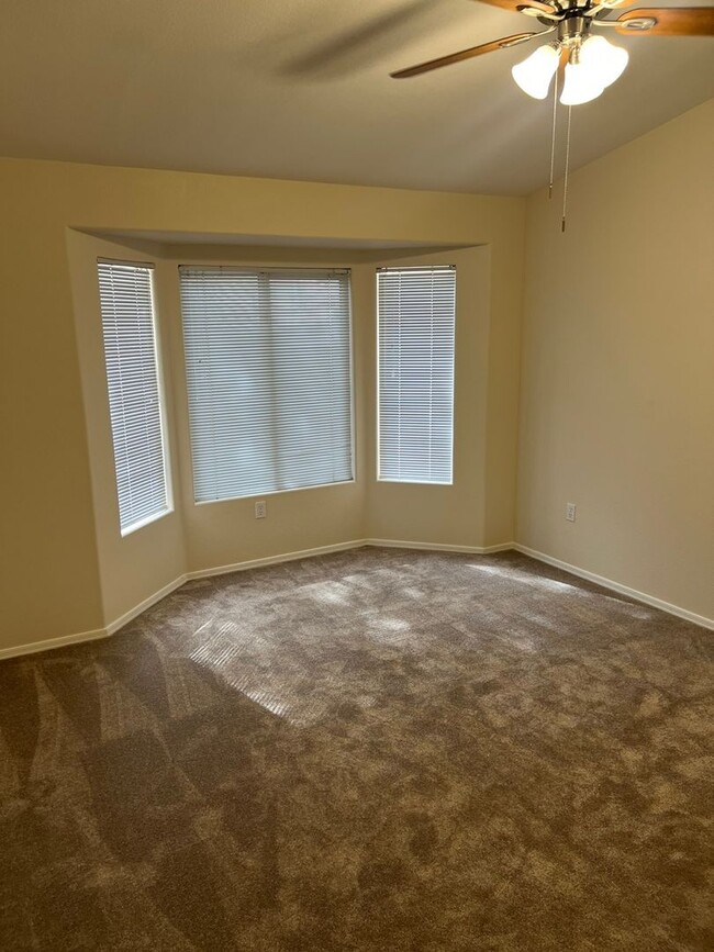 Building Photo - Move in Quick! 2 Bedroom Townhome in Sun C...