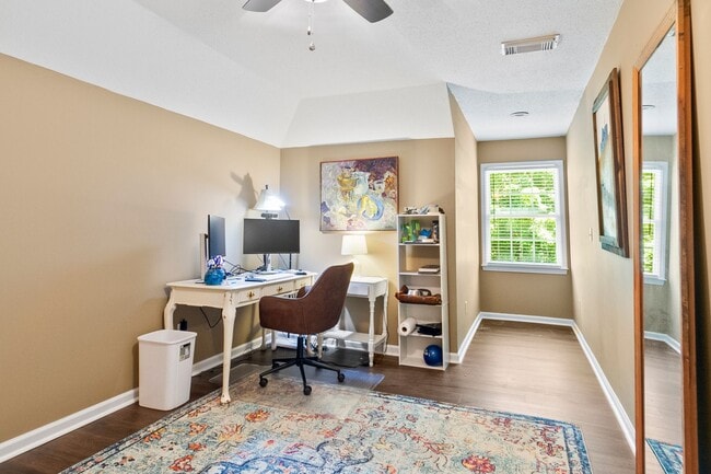 Building Photo - Beautiful 5 Bed 3.5 Bath Home! Available Summer 2026! Book Your Tour Today!