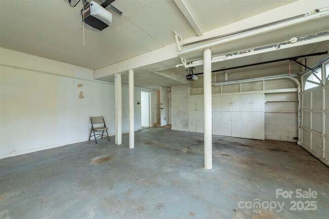 Building Photo - 411 Holly Hill Dr