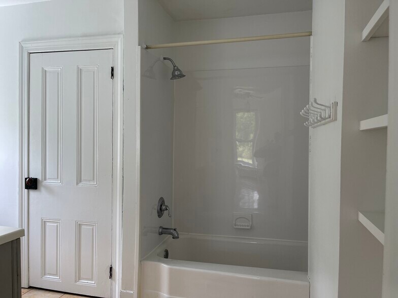 shower/tub - 260 Wells Rd