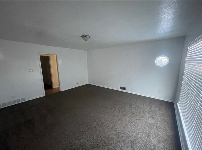 Building Photo - 40 E 300 N