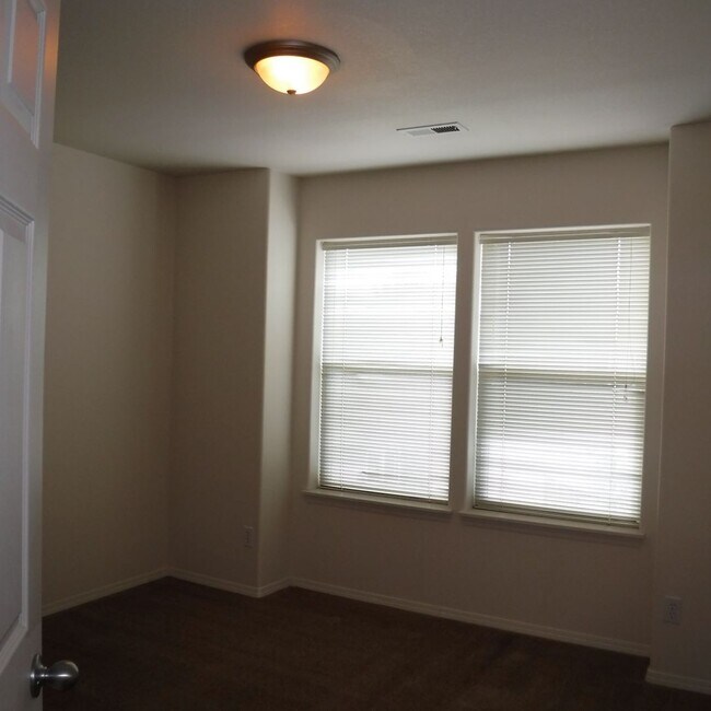 Building Photo - 3 Bed/2.5 Bath Townhouse with Garage - NE Bend