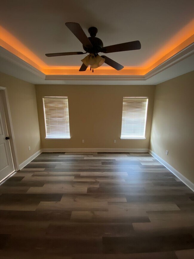 Building Photo - Luxurious 5 Bedroom Home in Woodridge Estates