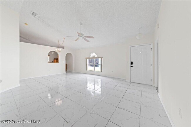 Building Photo - 2165 Redwood Cir