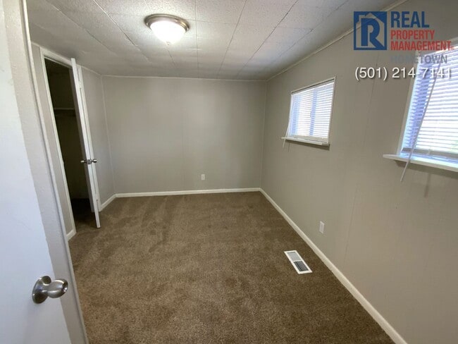 Building Photo - 5210 wood-