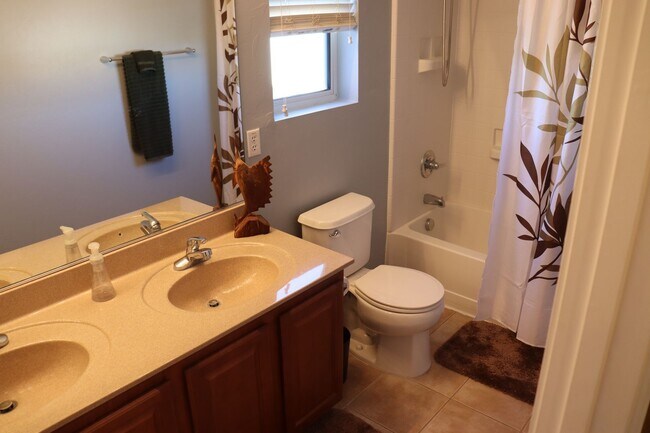 Building Photo - 3 Bedroom, 2.5 Bath