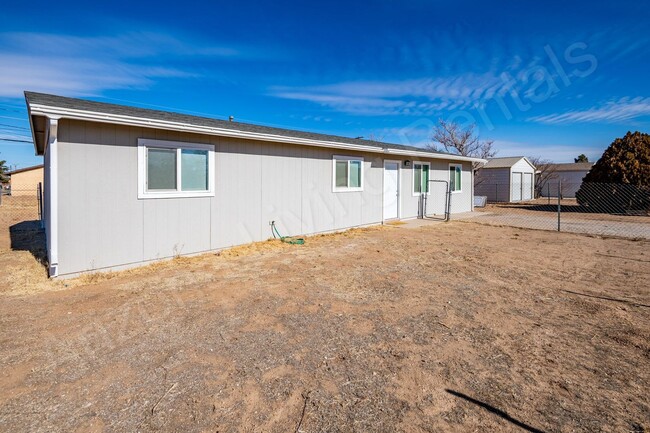 Building Photo - SPACIOUS 4 BEDROOM