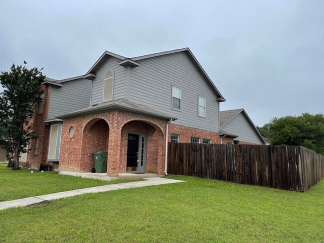 Building Photo - 815-819 Valleybrooke Drive