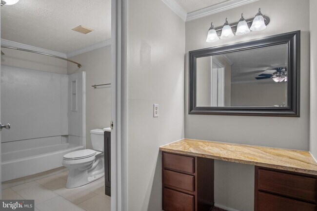 Building Photo - Conveniently Located Townhouse with Versatile Living Spaces