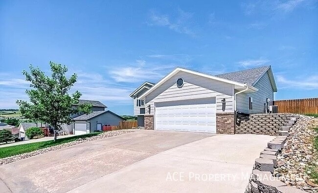 Building Photo - 112 Viking Dr