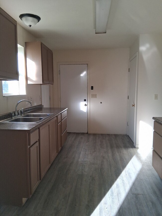 Building Photo - 197 W Chalmers Ave