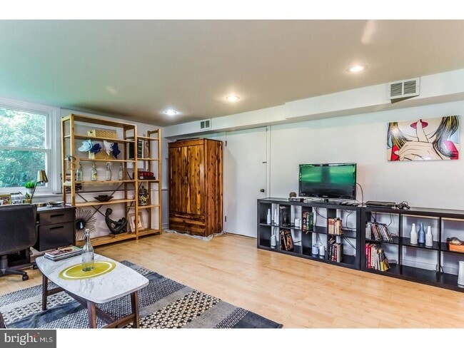 Building Photo - 100 Tudor Ln