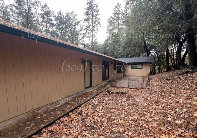 Building Photo - Cozy and Charming 3 Bedroom 2 Bathroom in ...