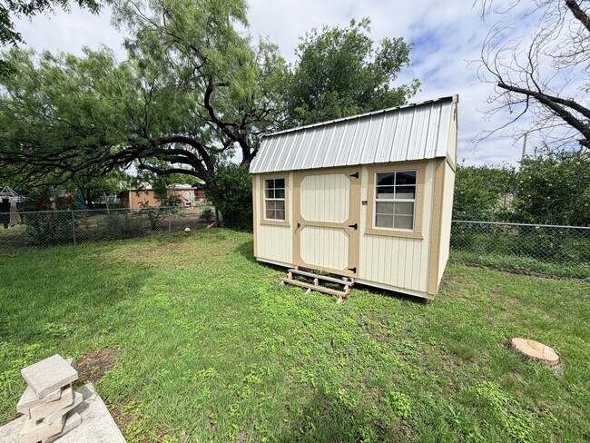 Building Photo - 421 N Archer St